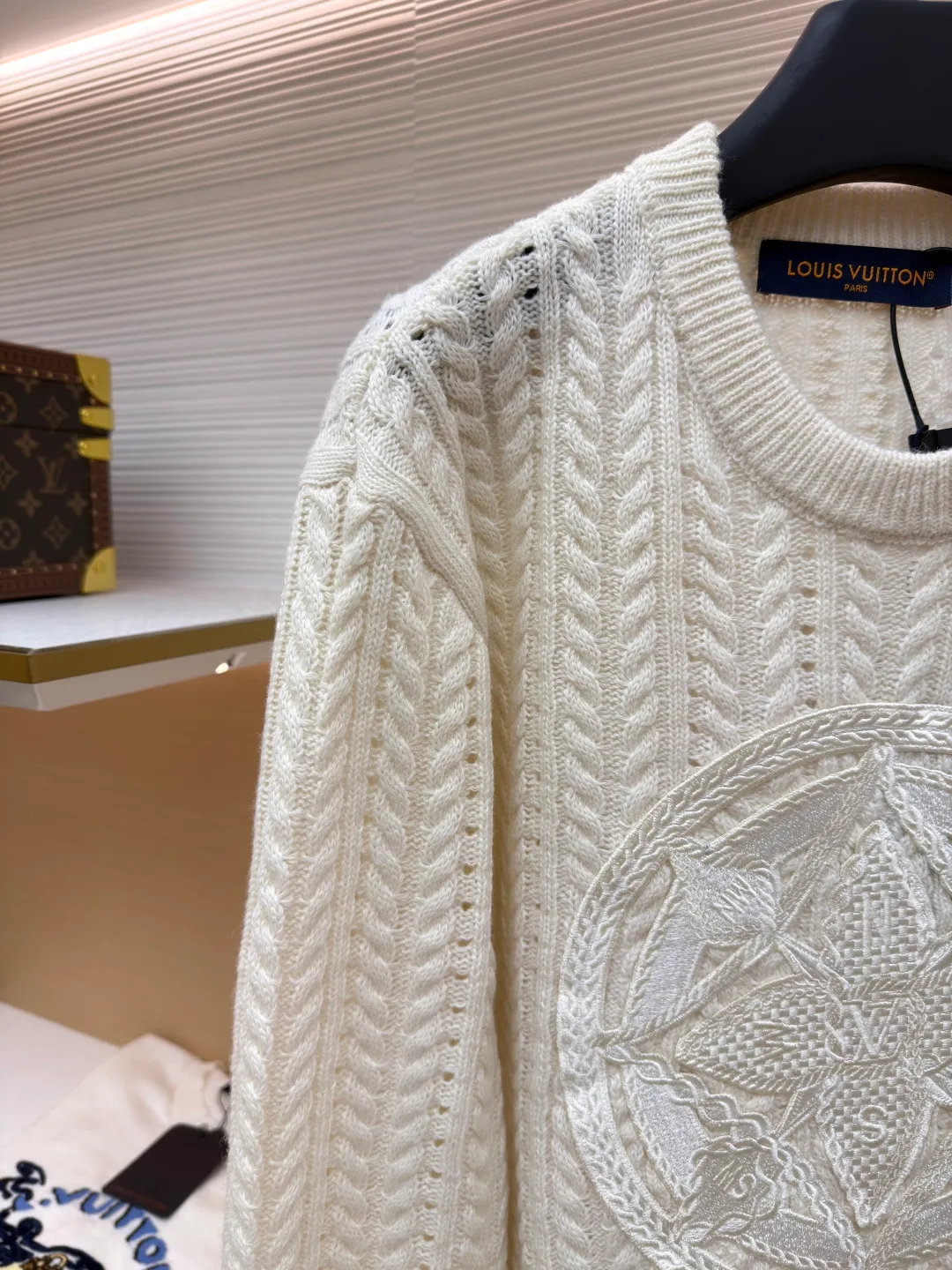 LOUIS VUITTON Cable knitted logo sweater ●Original version: Purchased and developed for 14100 ●Item number: 1681613-B20 ●Fabric: wool blended fabric ●Technology: Cable knitting ●Color: off-white ●Version: fitted version ●Weight: about 535 grams ●Size: S-M-L-XL ●Description: Made of cotton and wool blended fabric, the fabric composition is %25 lambswool, 75% cotton. The imported woolen fabric is woven into a cable pattern with a 7-needle machine, and the embroidered logo on the chest is embroidered by an imported Tajima embroidery machine. It took 12 times to make the embroidery consistent with the original version, and the cost of pattern making is as high as 8,000+. Garment wash fixes the shape of the garment while removing wool impurities and odors. Increases softness and softness. This long-sleeved crew neck shirt is made of loose cotton-wool blend cable knit, with a light and breathable silhouette, interpreting the cruising theme of the series. The LV Compass embroidered patch on the front incorporates LV letters and Monogram flowers, adding a sophisticated touch to the casual look. The overall wiring is straight and delicate, the fabric is comfortable and soft, and the color is consistent without color difference. It can be matched with the same style to create a fashionable look and control various occasions. Customized accessories, complete with three standards, same style for men and women!